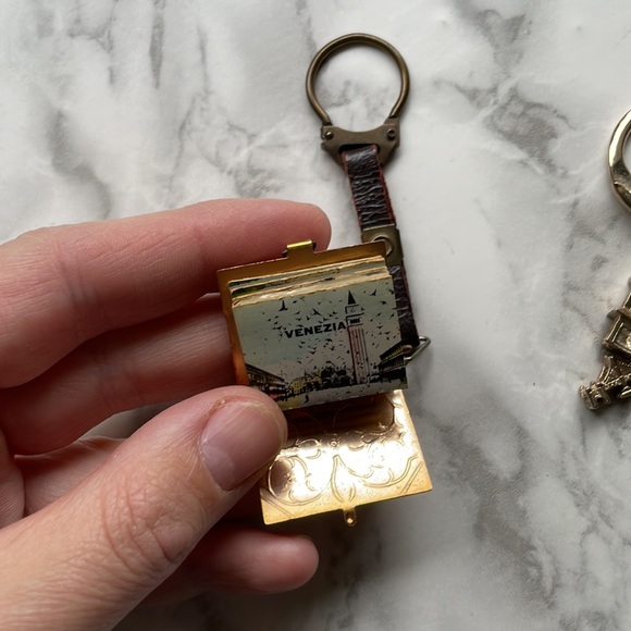 Vintage MCM keychain set - Postcard keychain and landmark keychain - Picture 6 of 8